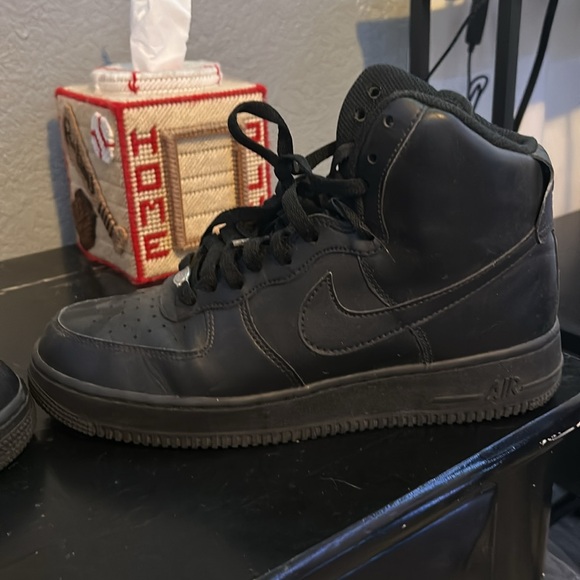 Air Force One no box one shoe has laces, but the other does not - Picture 6 of 6